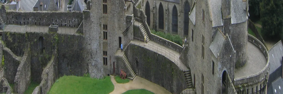 Image Installation abri de piscine Fougères