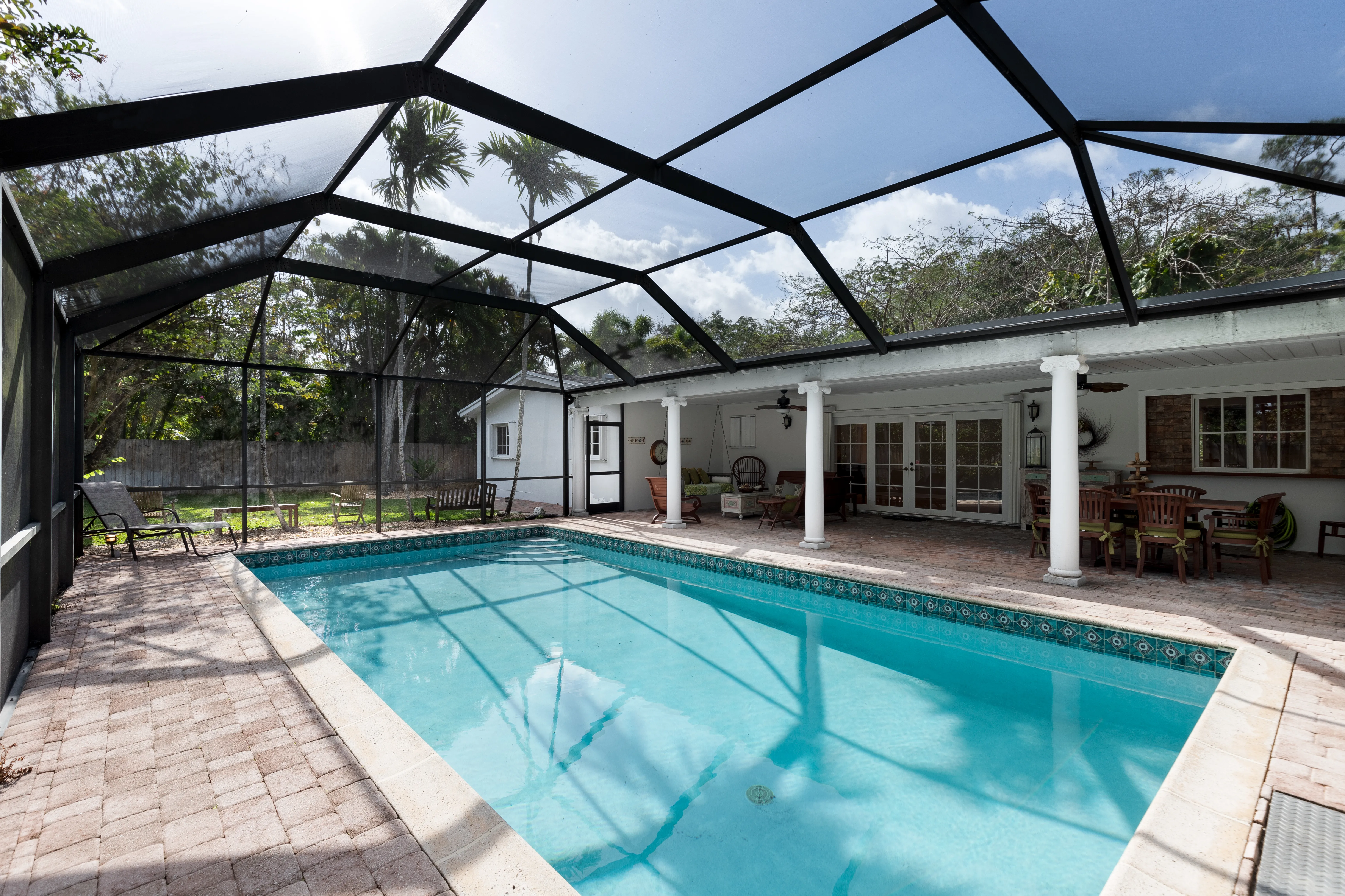 Image installation abri de piscine 3 abri piscine sur mesure